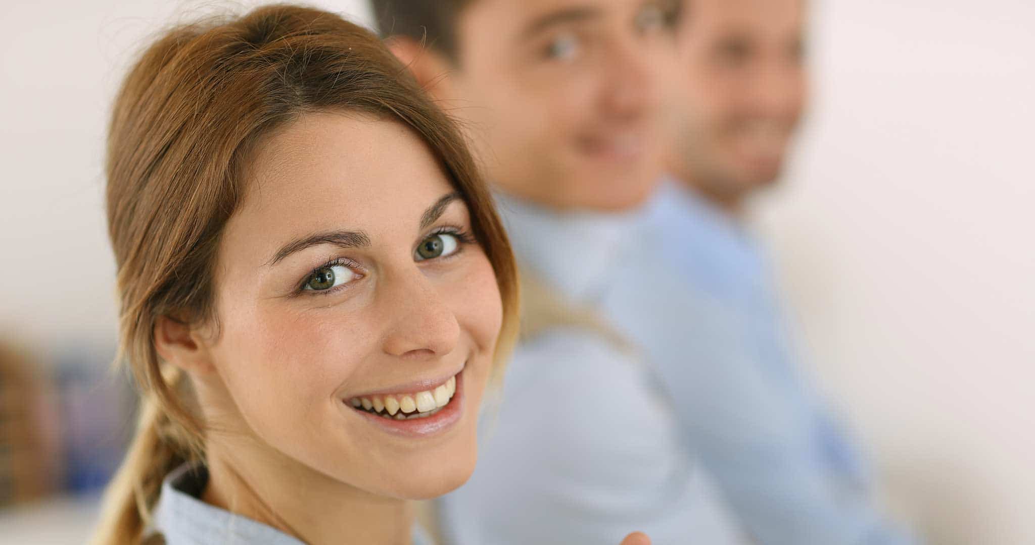 визуализация эмоций. положительные взгляды. разговор двух людей. положительный взгляд картинки. отношения мужчины и женщины.